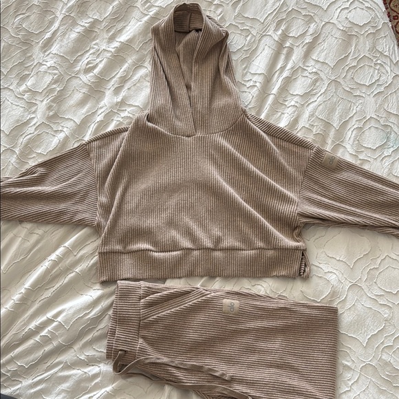 ALO Yoga Pants - Ribbed Tan Joggers & Sweatshirt set